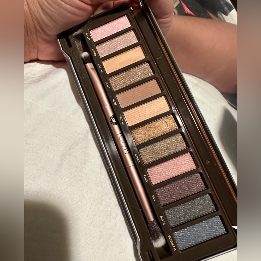 Icon eyeshadow makeup palette